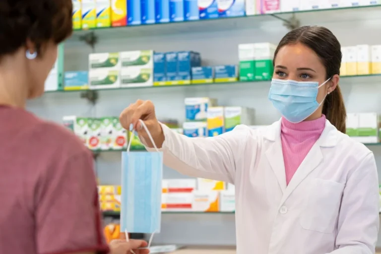 La demanda de mascarillas en farmacias se dispara un 385% ante el repunte adelantado de la gripe
