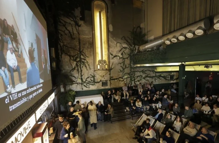 El experimento social 'the moVIHe' evidencia el estigma que persiste en torno al VIH