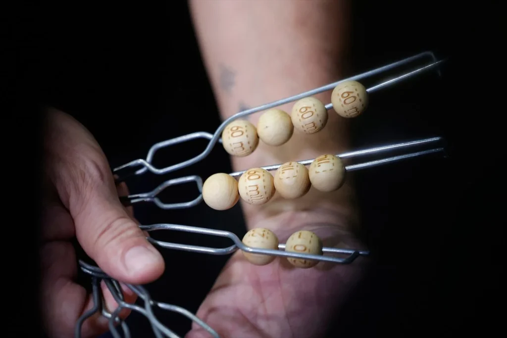 Bolas de los números y premios de la Lotería de Navidad 2025