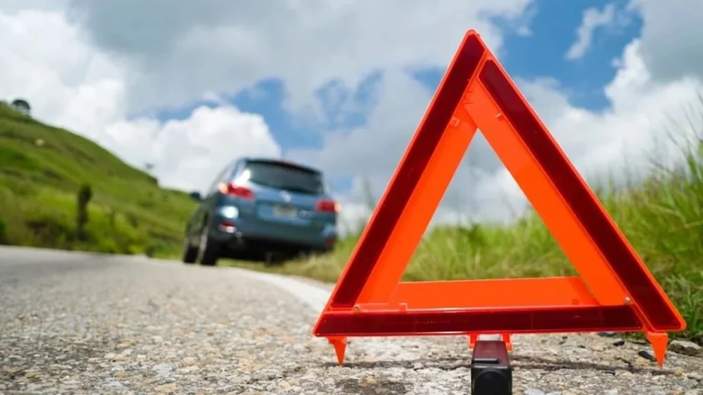 Tráfico, obligada a resolver más dudas por la baliza V16 y los triángulos de emergencia Fuente: Agencias