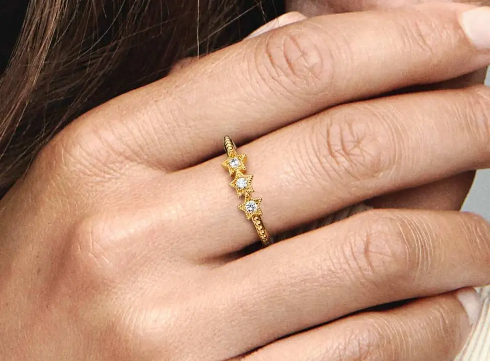 El anillo Estrellas Celestiales de Pandora es un mensaje del cielo en el dedo