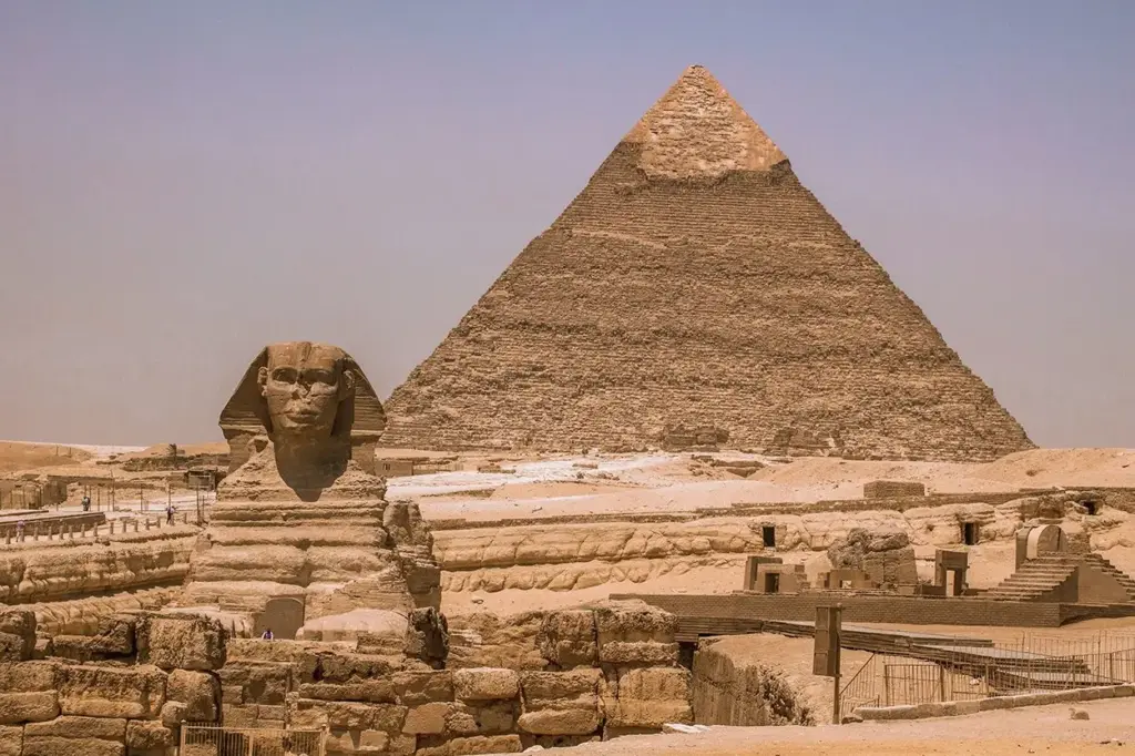 Arqueólogos desconcertados por un portal desconocido hallado en las Pirámides de Egipto