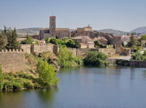 La muralla que abraza el río: el paseo más relajante del norte a solo 45 min de Madrid La muralla que abraza el río: el paseo más relajante del norte a solo 45 min de Madrid