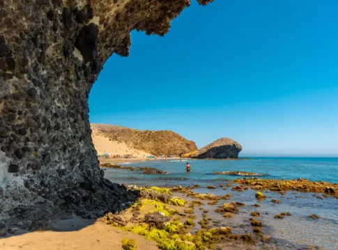 El Caribe está en Cabo de Gata: la cala volcánica donde el agua está templada en enero y en agosto no cabe un alfiler El Caribe está en Cabo de Gata: la cala volcánica donde el agua está templada en enero y en agosto no cabe un alfiler
