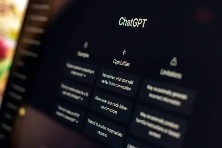 ChatGPT tendrá anuncios: OpenAI confirma el modelo pago por clic