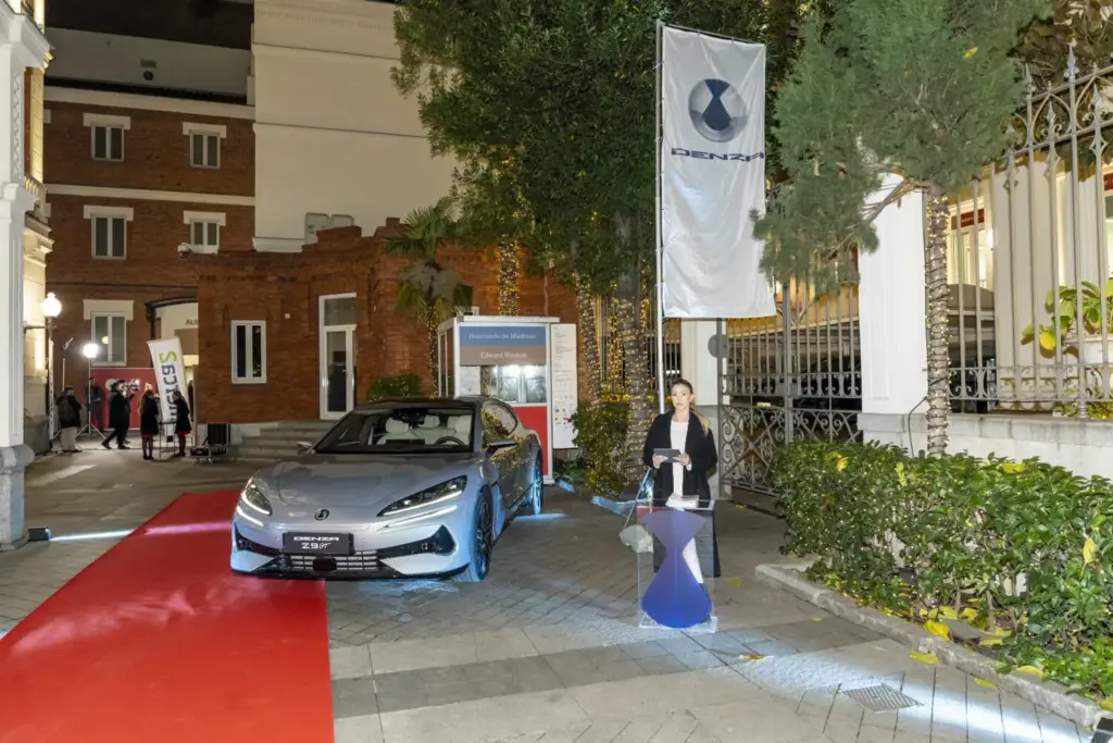 Coche patrocinador DENZA Z9 GT