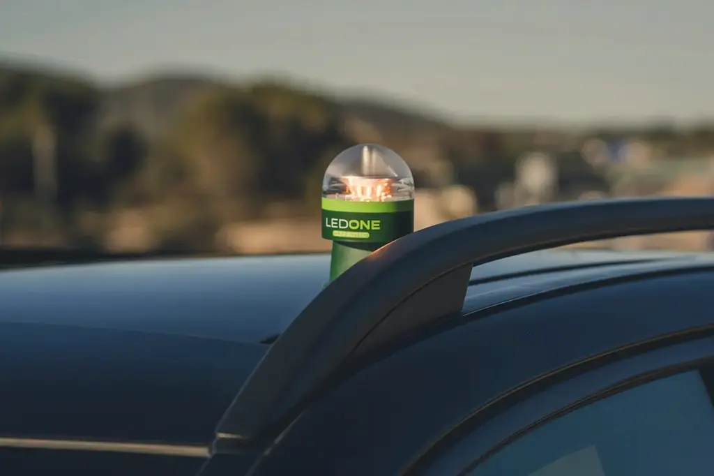 Cómo funciona la activación de emergencia con baliza V16 y si expone tu posición en aplicaciones