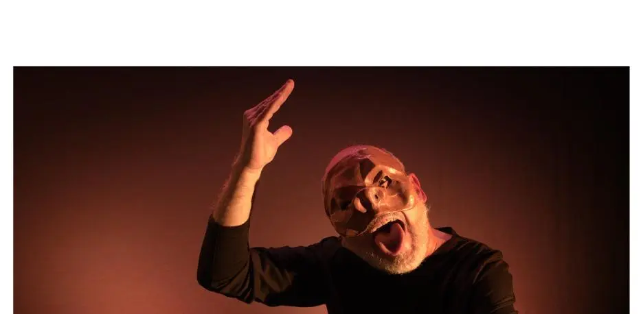 El actor Santiago Sánchez, con máscara, durante la representación Teatros del Canal
