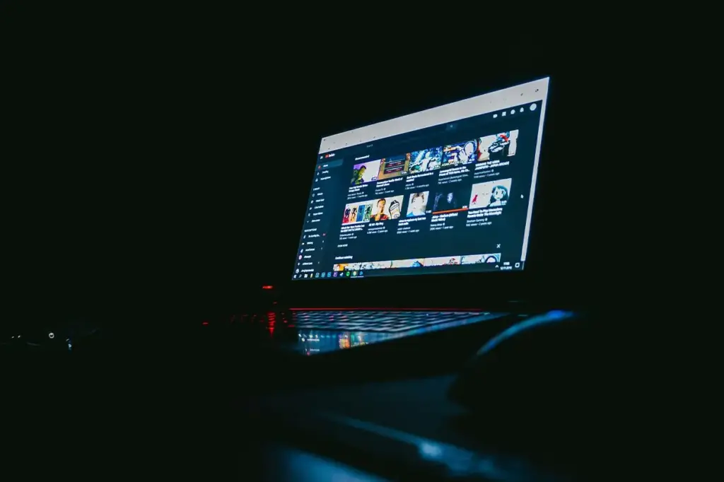 El algoritmo de YouTube bombea contenido basura generado por máquinas, afectando la experiencia del usuario