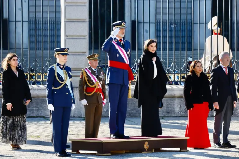 El detalle en las fotos de Felipe VI y Letizia que ha hecho saltar todas las alarmas 