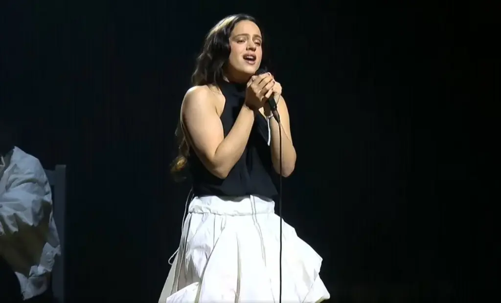 Rosalía se adueña de todos los titulares y del Palau Sant Jordi al aparecer por sorpresa en Barcelona por una causa que ha impactado al mundo 3 El marco de dolor y el homenaje a Hind Rajab