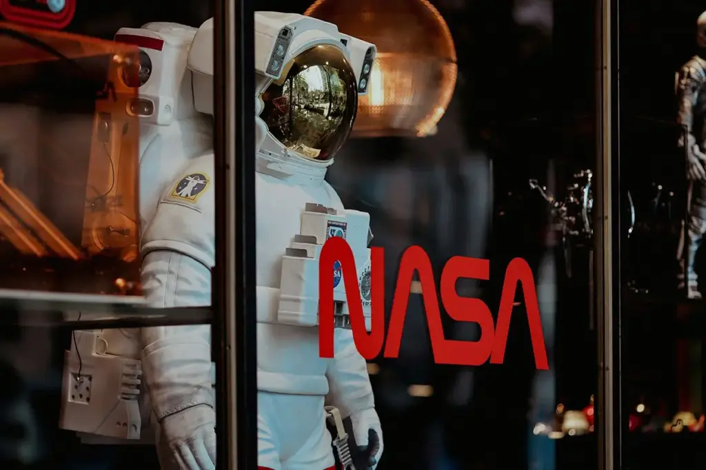 Estados Unidos planea instalar una planta de energía nuclear en la Luna para extraer recursos raros