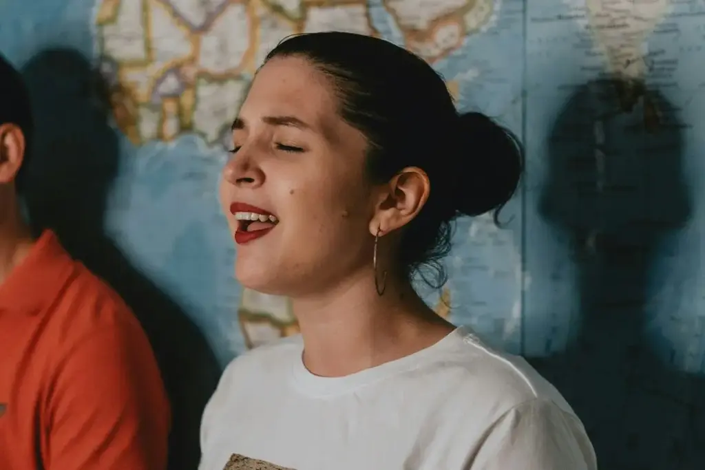 Estudios médicos confirman los beneficios terapéuticos de cantar para la salud física y mental