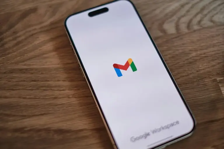 Claude puede enviar correos Gmail sin pedirte permiso: la IA de Anthropic ya lo hace solo