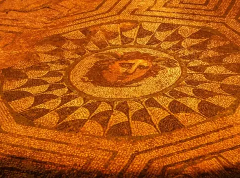 El mosaico de Medusa hallado en Mérida gana el premio al mejor descubrimiento arqueológico del año: tiene 1.900 años El mosaico de Medusa hallado en Mérida gana el premio al mejor descubrimiento arqueológico del año: tiene 1.900 años