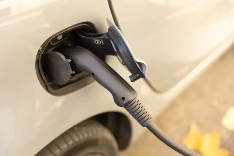 Hay 1 millón de cargadores de coches en Europa y a la gente le da igual: tienen motivos para enchufar sus eléctricos en casa