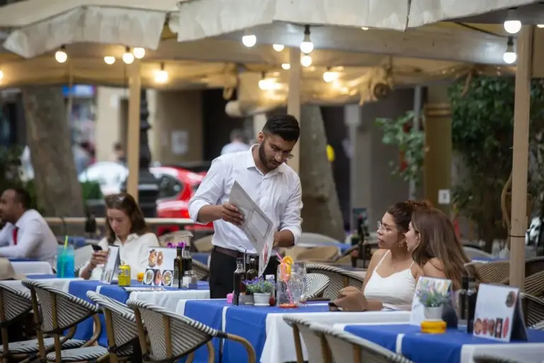 Profesiones de hostelería más demandadas y mejor pagadas en 2026