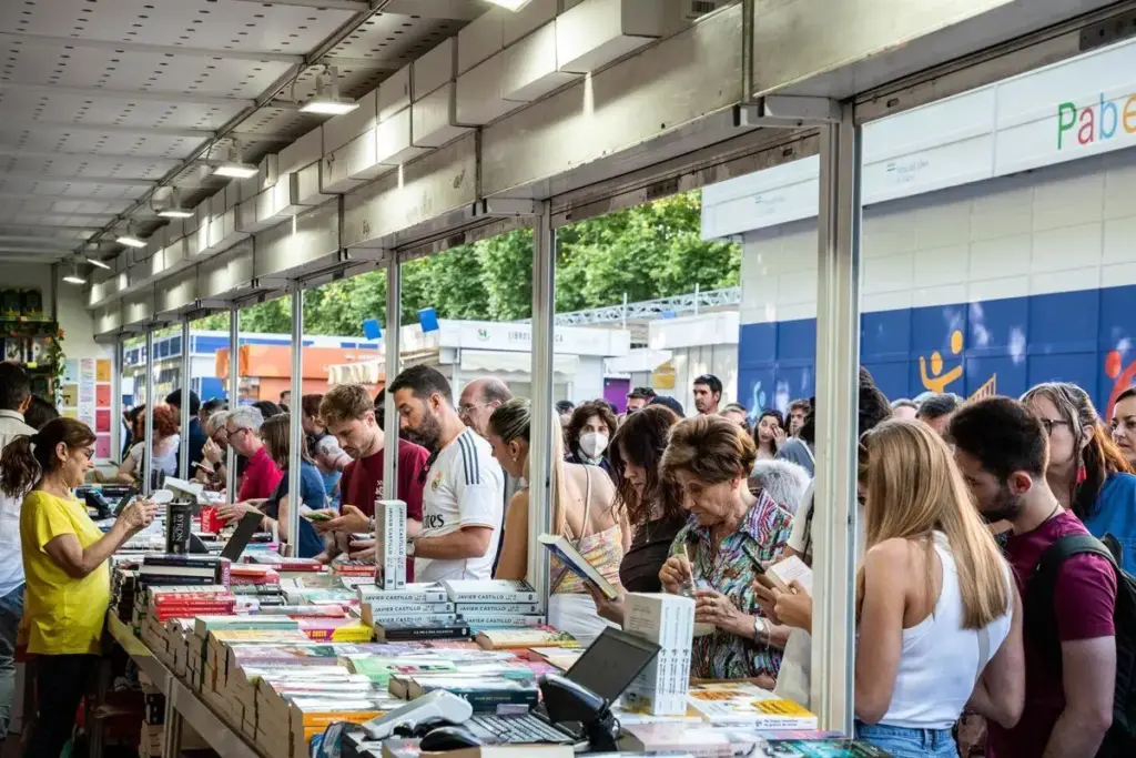 El Ayuntamiento y el Papa, 'enemigos' inesperados de la Feria del Libro de Madrid 2 La Feria del Libro frente a Amazon: el papel y el contacto con los autores en la era del comercio online