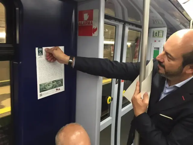 La 'biblioteca en marcha' del Metro de Madrid: 7.200 fragmentos literarios transforman el transporte madrileño