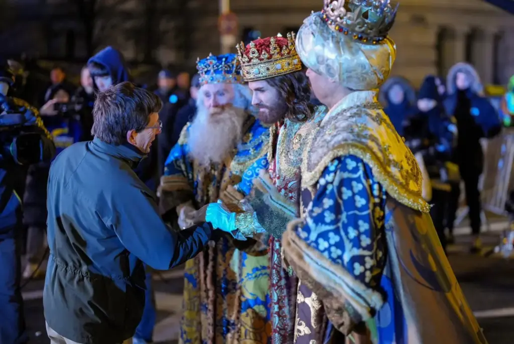 Lluvia de críticas a la retransmisión de la Cabalgata por el extraño aspecto de los Reyes Magos 2 La cabalgata de Madrid: un homenaje al saber y la literatura