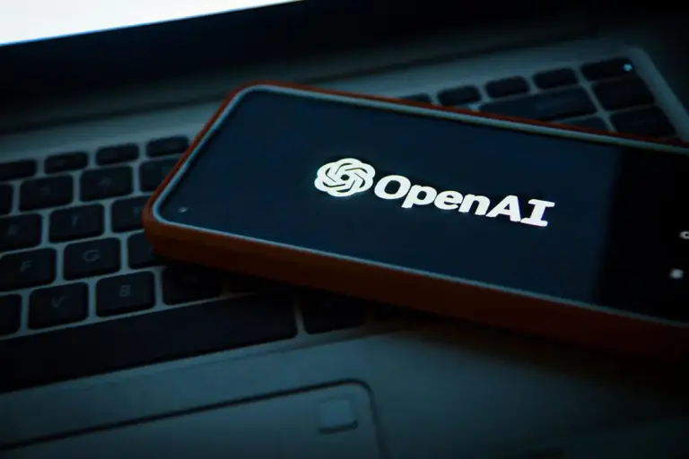 OpenAI y Jony Ive ultiman un altavoz ChatGPT con forma de donut y piezas móviles
