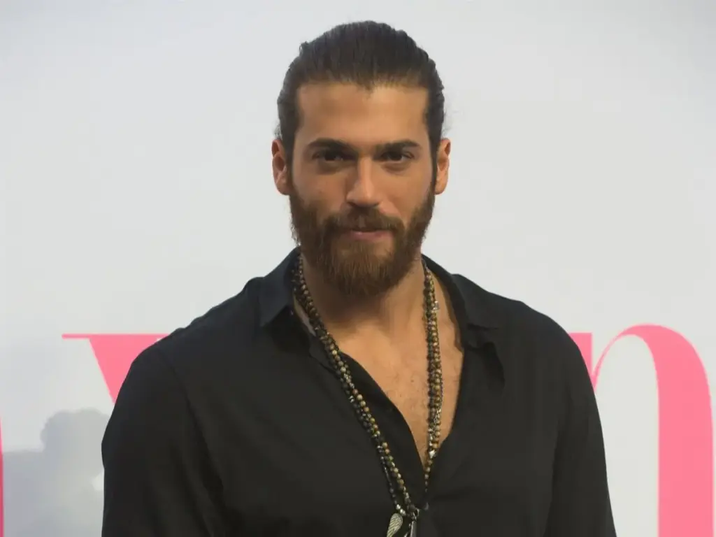 La petición de Can Yaman llegó a través de una historia en su perfil de Instagram