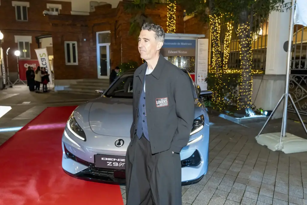 Lalo Cruces, ganador del premios _Mejor Obra de Arte Urbano_ entrevistado junto al coche DENZA Z9 GT