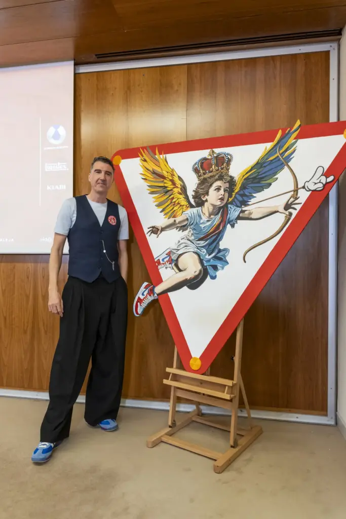 Lalo Cruces junto a su obra: Cupido Número 5. Diario Qué!