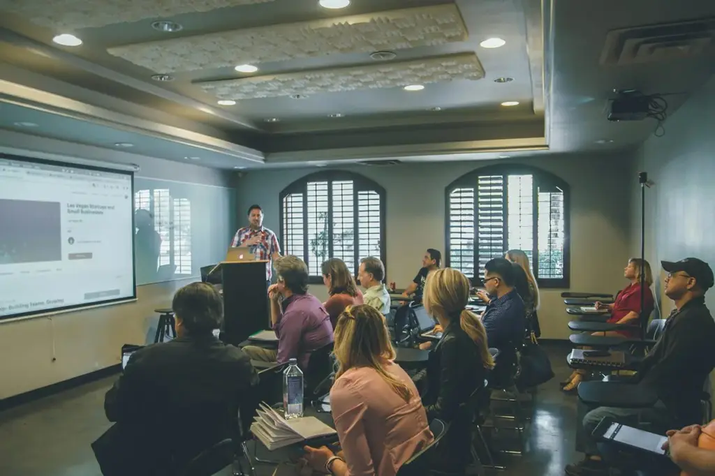 Las profesiones que la IA pone en jaque y por qué los estudiantes deben repensar sus opciones académicas