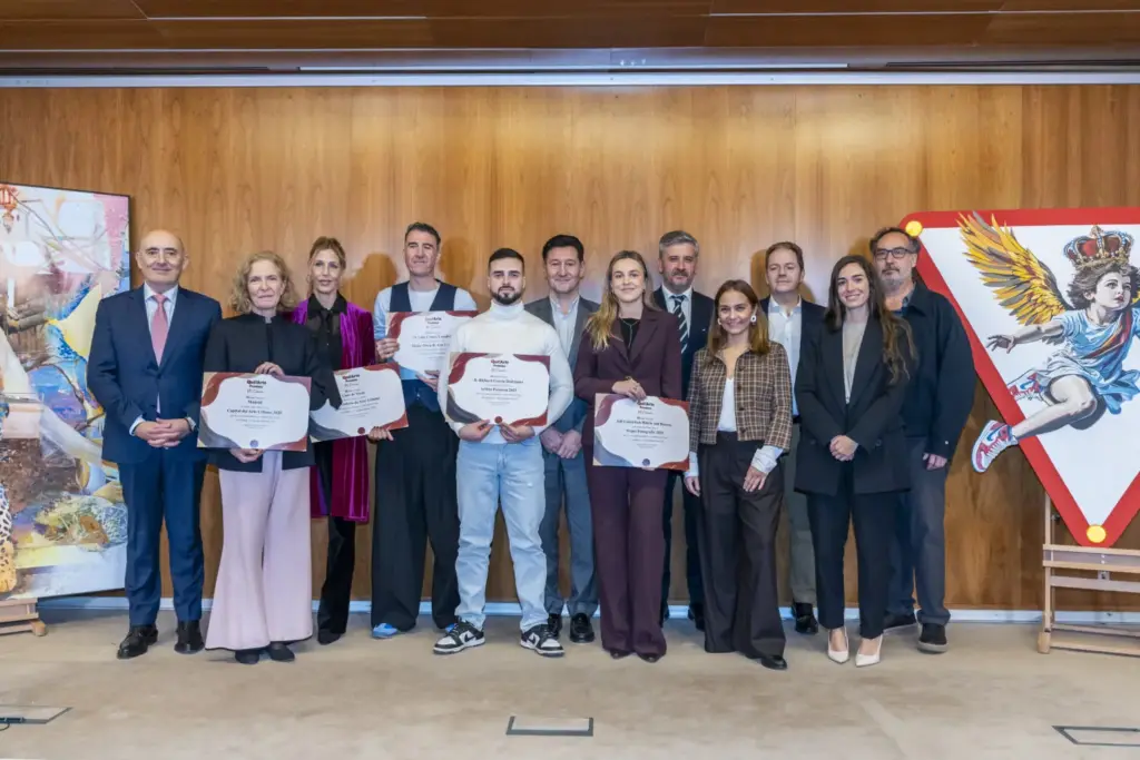 Los 5 premiados junto a entregadores de los galardones en el auditorio de la Fundación Mapfre
