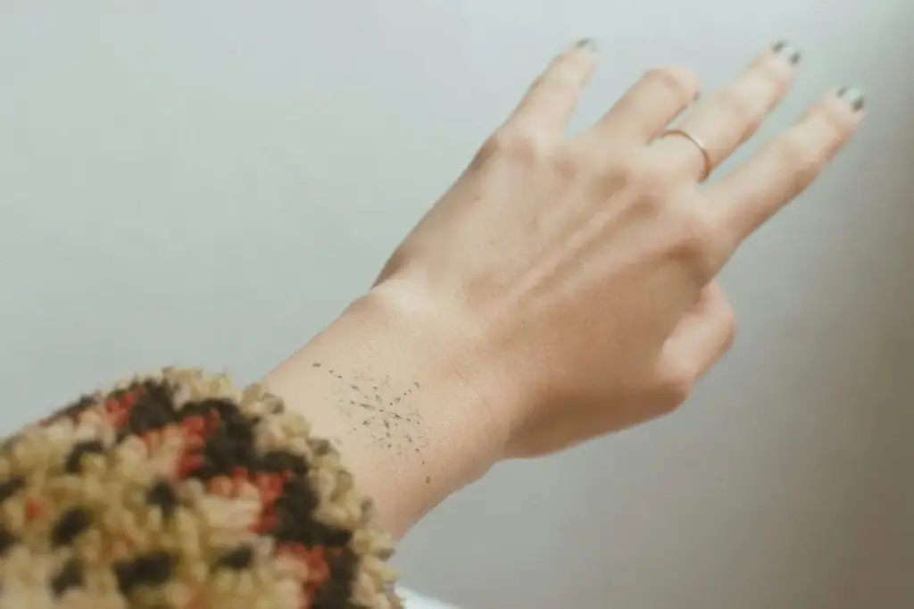 Los tatuajes inteligentes revolucionan la medicina al detectar melanoma y otras patologías en tiempo real