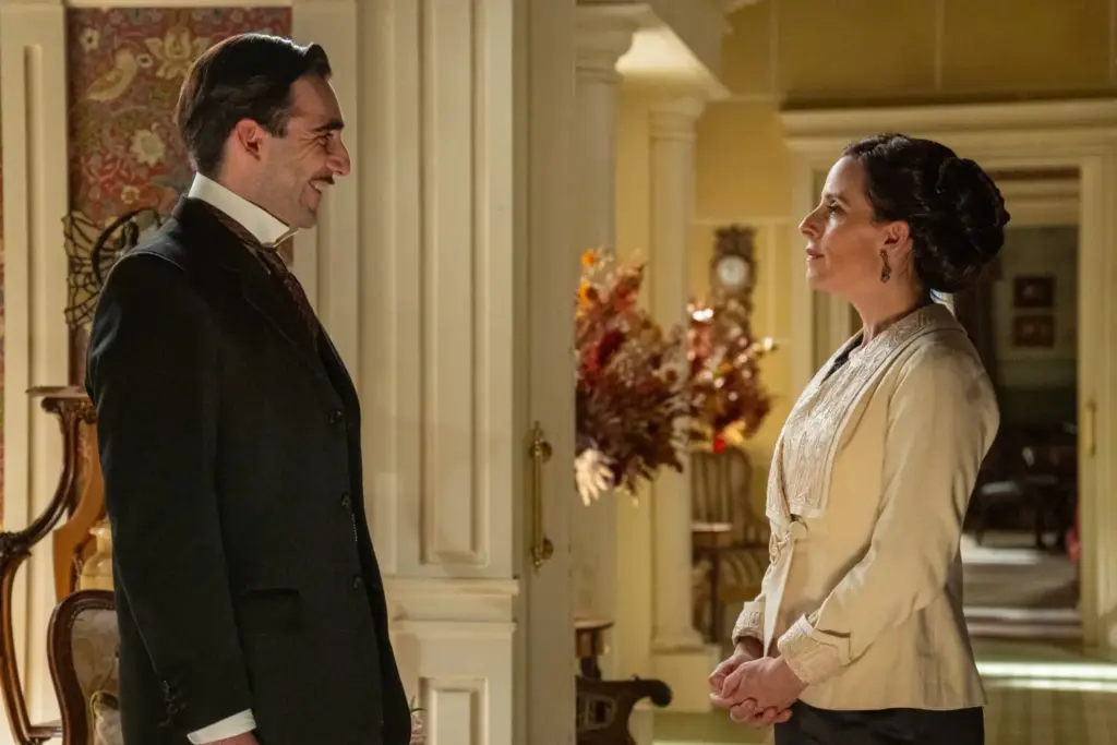 Mientras se descubre ese engaño, en la trama de la boda pasa algo curioso