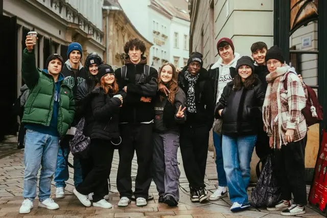 El 70 % de los jóvenes en España rechaza la democracia y pide mano dura