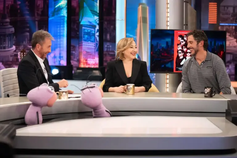 Paco León suelta la bomba en 'El Hormiguero': El regreso de 'Aída' ya tiene fecha y “un regalo” para los fans, oculto en un QR