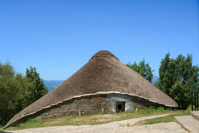 El lugar ideal para desconectar en febrero: Aldea de pallozas donde no hay tiendas ni cobertura y 17 horas de pura desconexión