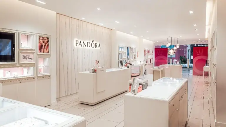 Parecen diamantes pero cuestan la mitad: los nuevos anillos de Pandora que serán el regalo soñado en San Valentín