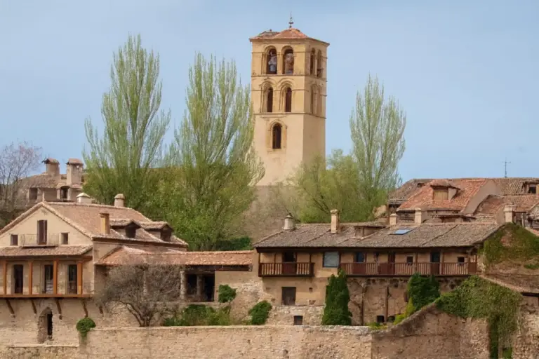 Ni la Toscana ni la Provenza: el pueblo medieval de película a 1h 30m de Madrid donde se come de lujo
