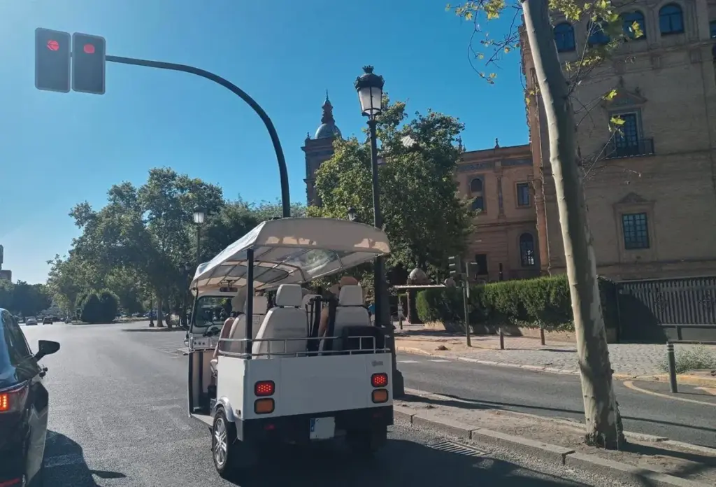 ¿Por qué los tuk-tuks pueden operar sin permiso?
