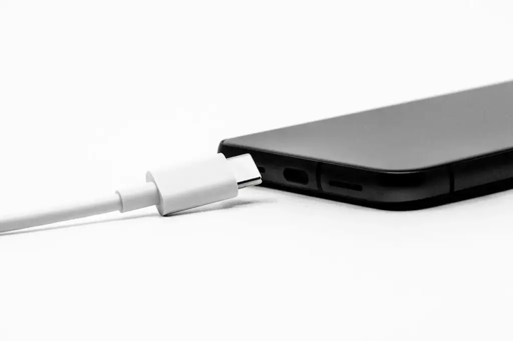 Por qué un cable USB-C barato pone en riesgo la integridad de tu smartphone y su batería interna