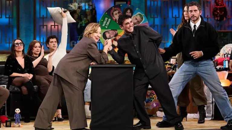 Preguntas subidas de tono, arcadas y una tarta con sustancias prohibidas: El reparto de ‘Aída’ asalta el sofá de 'La Revuelta' para confesarlo todo