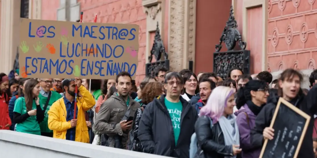 Profesores manifestándose en 2023 ante la Consejería de Educación de Madrid Profesores manifestándose en 2023 ante la Consejería de Educación de Madrid
