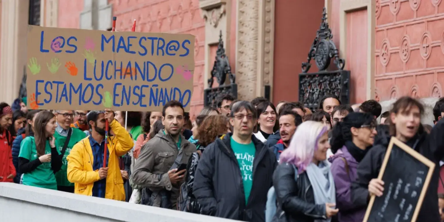 Profesores manifestándose en 2023 ante la Consejería de Educación de Madrid Profesores manifestándose en 2023 ante la Consejería de Educación de Madrid