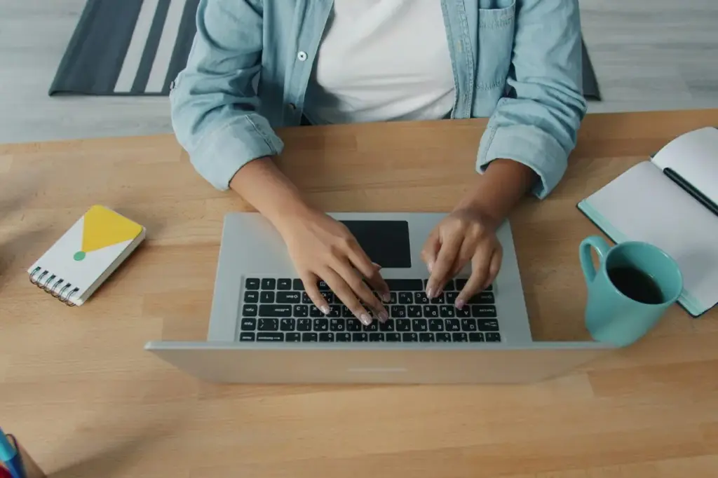 Qué dice la ley española si tu empresa te exige trabajar con tu propio PC y cuáles son tus derechos