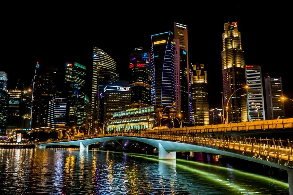 Ranking internacional de seguridad ciudadana destaca los mejores países para caminar de noche