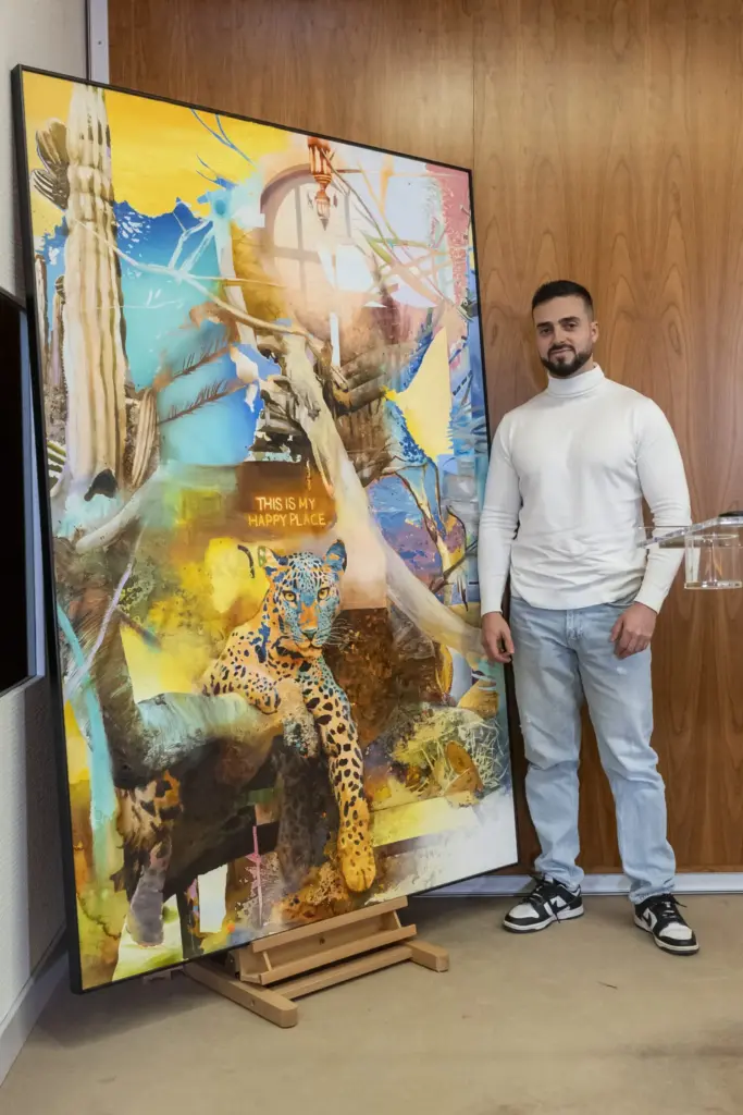 Richar Garcia junto a su obra _Donde acecha la calma_