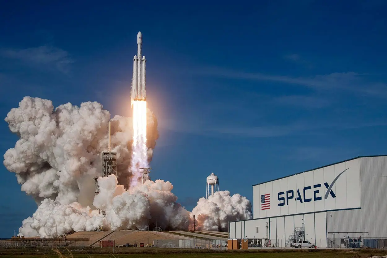SpaceX alcanza un récord histórico con 165 lanzamientos completados en un único año SpaceX alcanza un récord histórico con 165 lanzamientos completados en un único año