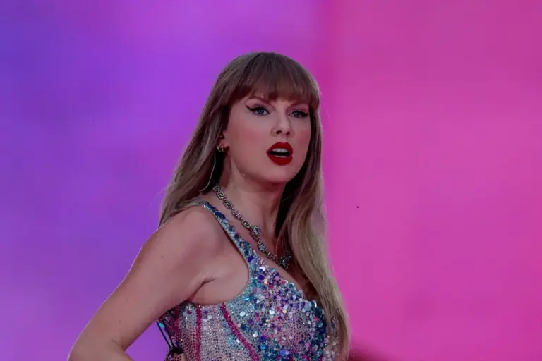 Taylor Swift va a por las IA que la copian y registra su nombre