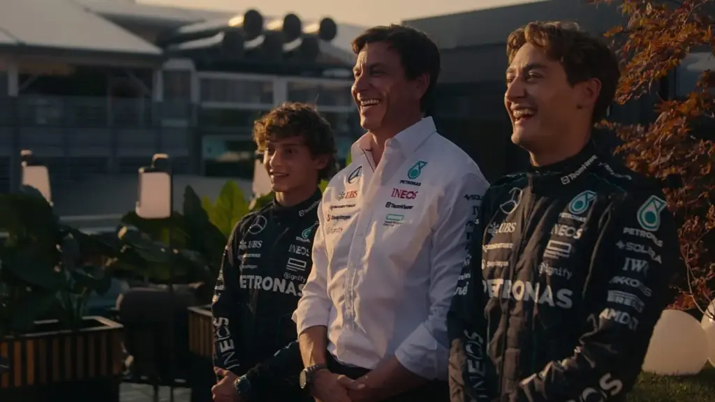 Toto Wolf y sus pilotos de Mercedes, Kimi Antonelli y George Russell