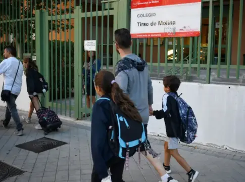 Un padre con sus hijos acudiendo a un colegio público de la Comunidad de Madrid Un padre con sus hijos acudiendo a un colegio público de la Comunidad de Madrid