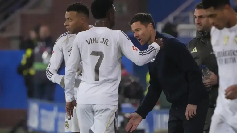 Vestuario roto y pulso con Vinícius: los motivos del despido de Xabi Alonso